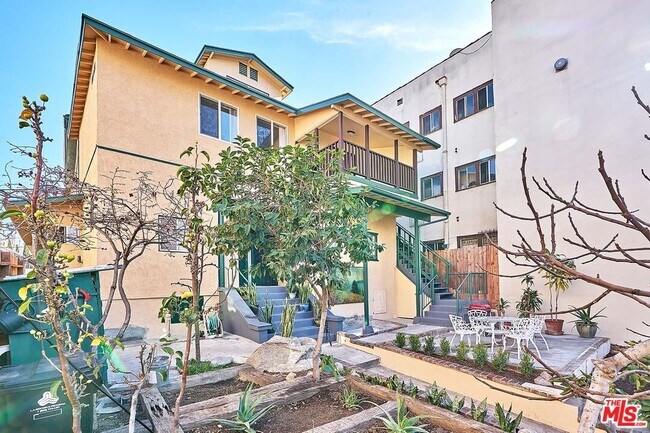 Foto del edificio - 826 S Park View St