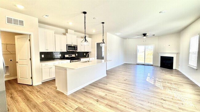 Foto del edificio - 1627 Swallow Tail Dr