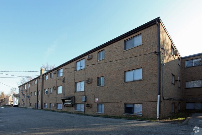 Lincoln Court - Lincoln Woods Flats