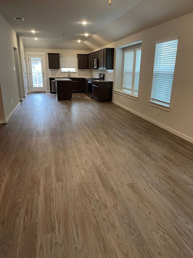 Foto del edificio - Move-in Ready in sought-after Larkspur Community!