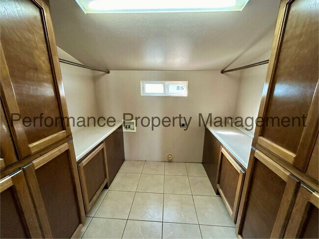 Building Photo - Charming 3 Bed/1 Bath in SW Bakersfield wi...