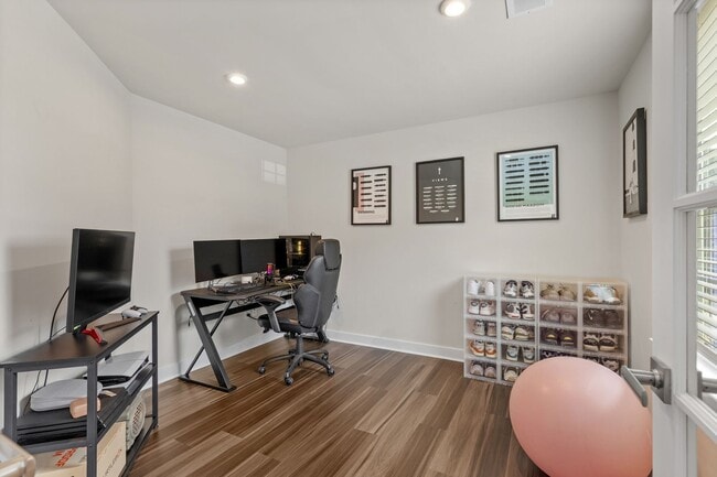 Foto del edificio - Luxurious three-story townhome with owner's suite and high-end finishes