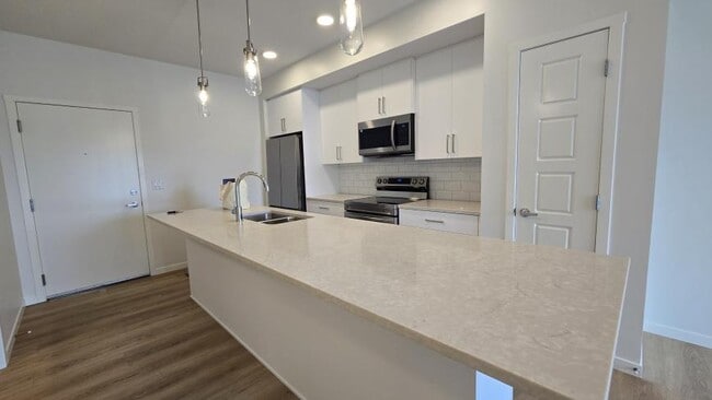 Photo du bâtiment - 1.0 bedroom in Calgary Alberta T3M 3X3