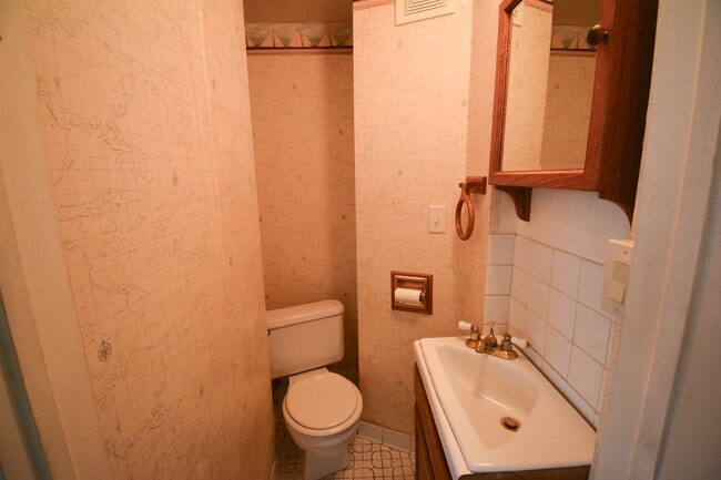 Building Photo - Conveniently located 3 bed 1.5 with Fenced In Yard Available NOW!