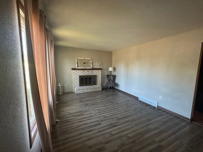 Building Photo - 3 Bedroom Home