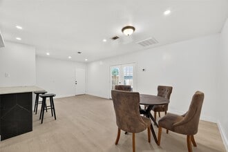 Building Photo - 501 Live Oak St