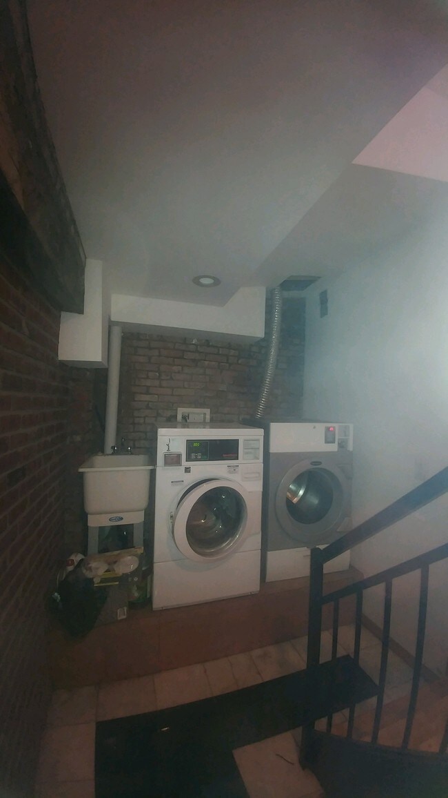 Building Photo - 330 Hicks St