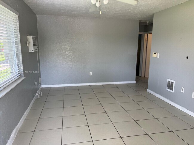 Foto del edificio - 2415 NW 82nd St