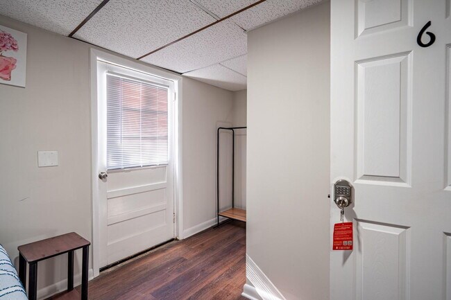 Foto del edificio - Large Forest Haven Home with large yard and deck, a 2 min drive to transit stop Upper Riverdale R...