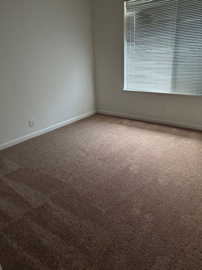 Building Photo - Large 2-Story home in a quiet Cul-de-sac