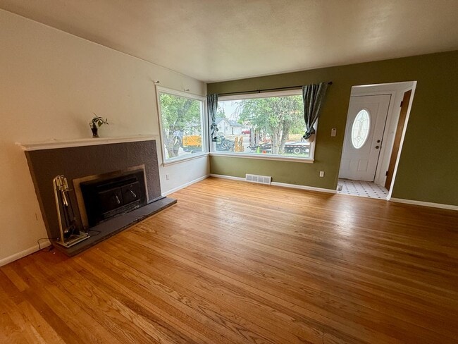Building Photo - Ideally Located 3 Bed 1.5 Bath Spokane Hom...