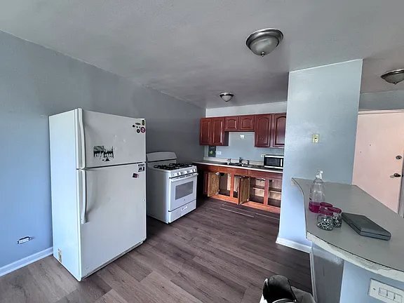 Photo - 2400 W Balmoral Ave (Chicago, IL)