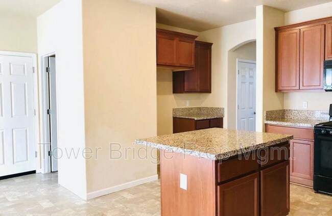 Building Photo - 220 Maidenbrook Ln