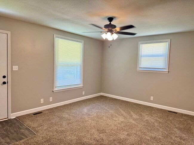 Building Photo - Beautiful Country Setting! Brick 3 Bed/2 B...