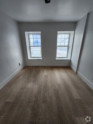 Building Photo - 52 Macdonell St