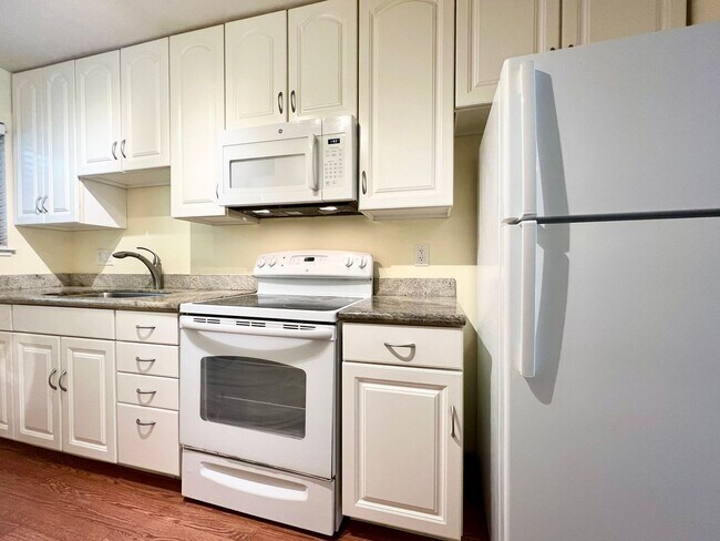 Building Photo - Newly Renovated 2 Bed/1.5 Bath Townhouse i...