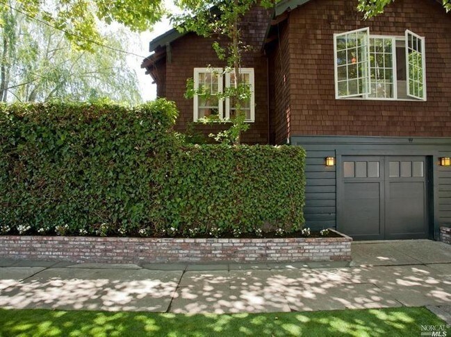 Building Photo - 609 C St