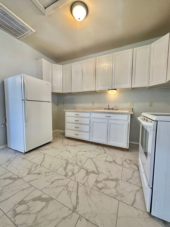 Foto del edificio - COMING SOON - Spacious 1-Bedroom Detached Apartment! *ALL UTILITIES INCLUDED*