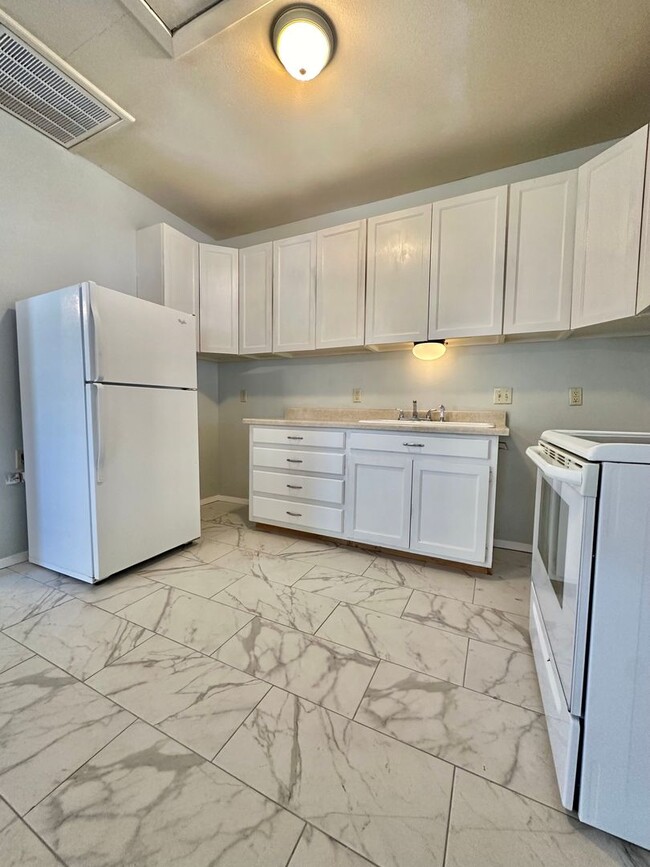 Building Photo - Spacious 1-Bedroom Apartment Available to ...
