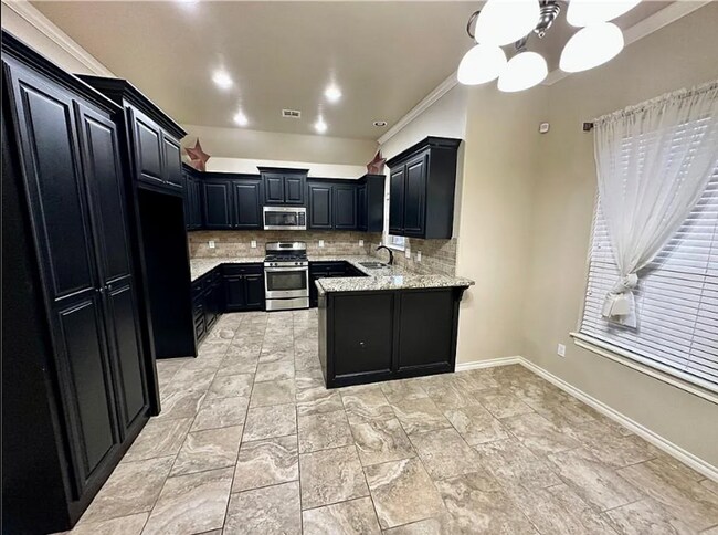 Building Photo - Spacious 3-Bed, 2-Bath Home with Open Floo...