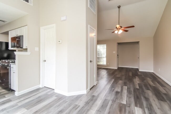 Building Photo - 7223 Londres Dr