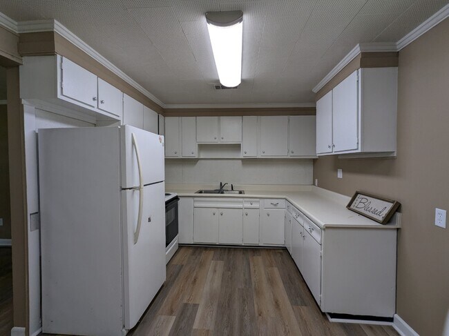 Building Photo - 1708 N McSwain Dr