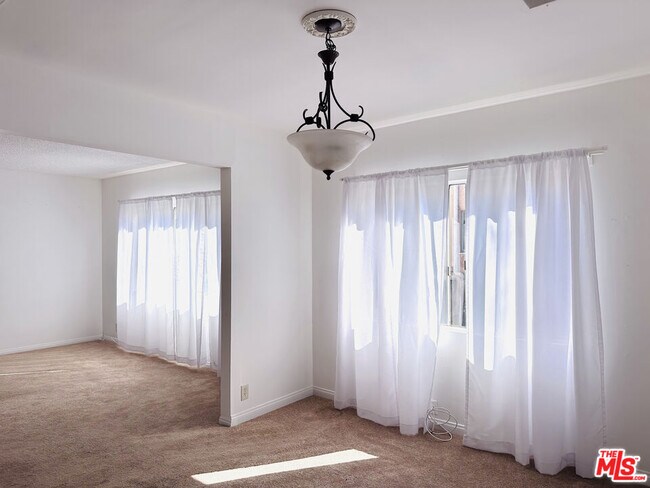 Foto del edificio - 6069 1/2 Cashio St