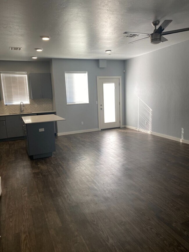 Building Photo - Townhouse in Moore! 3 bedroom, 2.5 bathroom, 1 car garage