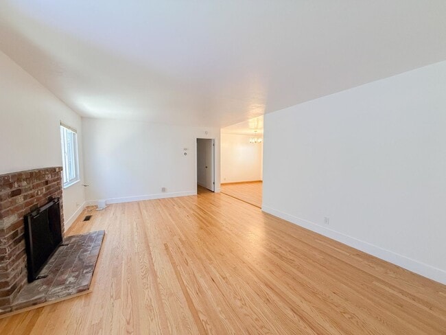 Building Photo - Charming 3BR/2BA Richmond Home with Spacio...