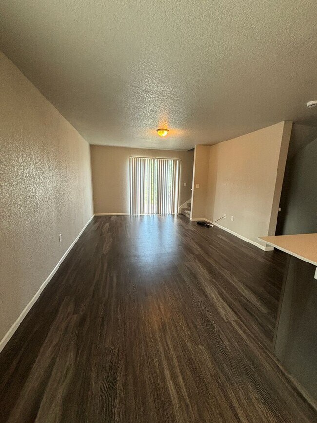 Building Photo - 3 bedroom 3.5 bathroom for Rent!
