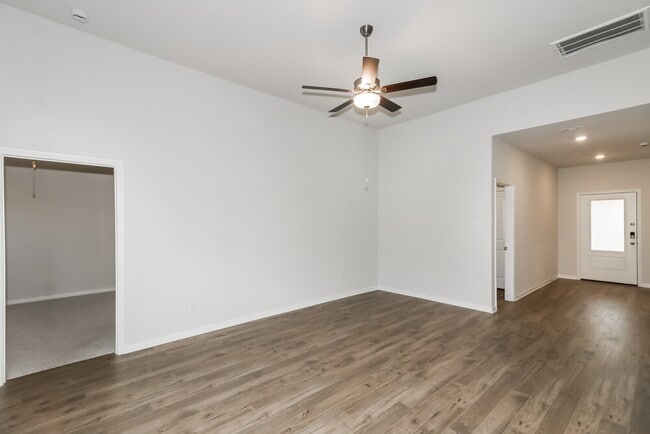 Foto del edificio - 208 Lgt Smt Dr