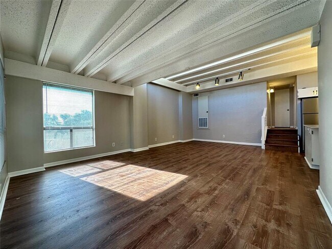 Building Photo - 5914 Lago Vista Way