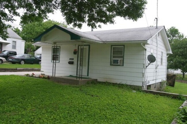 Building Photo - Cute 2BR 1 Bath home with a full, Unfiinis...