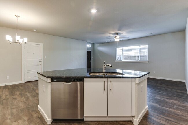 Building Photo - GORGEOUS 3 BEDROOM DUPLEX LOCATED IN MIDLO...