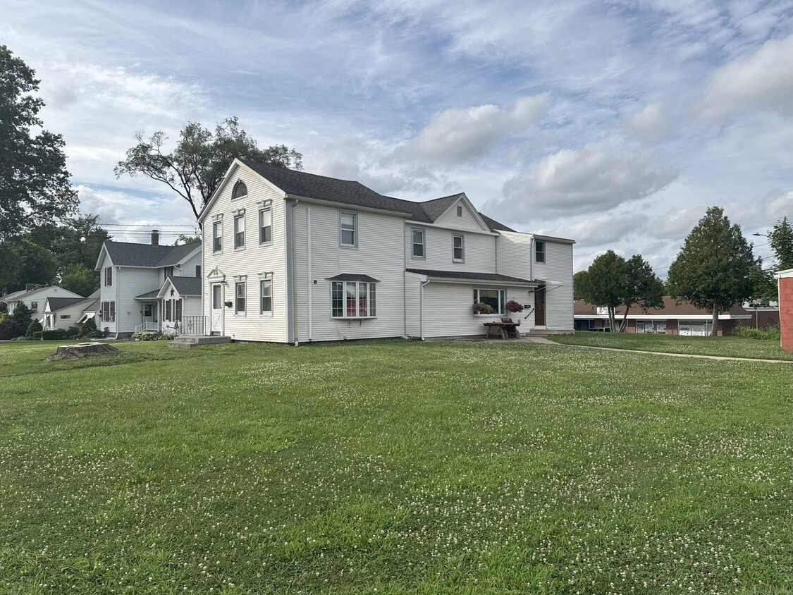 Primary Photo - 1403 Farmington Ave