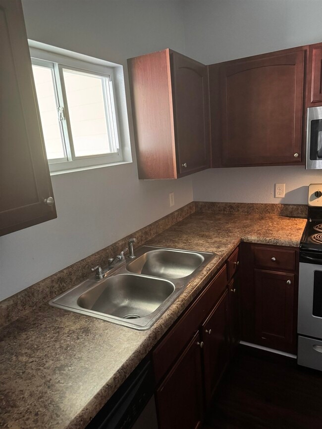 Building Photo - 1846 Belle Vue Way