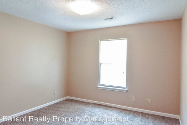Building Photo - 701 Peachers Dr