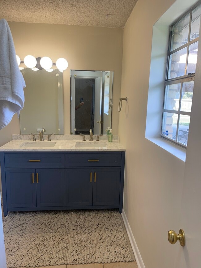 Foto del edificio - 604 Kees Cir