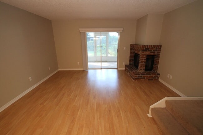 Building Photo - Lovely 2 Bd/2Ba Condo!