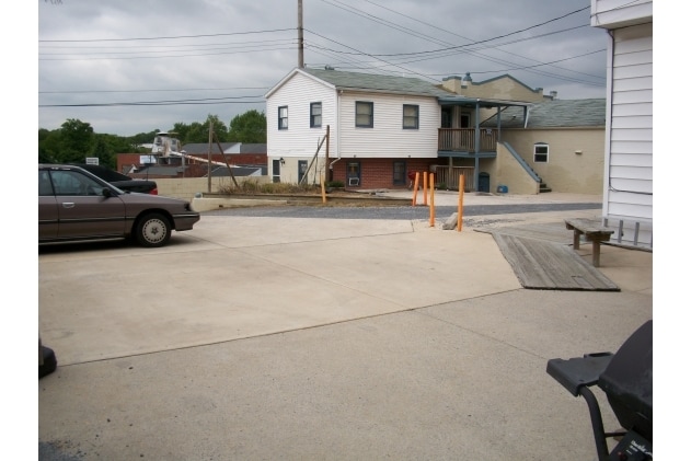Building Photo - 645 Oak Hill Ave