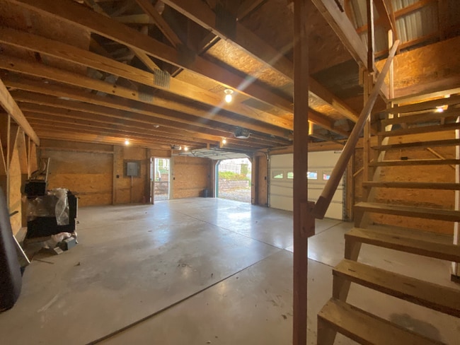 Building Photo - 672 Bloom St