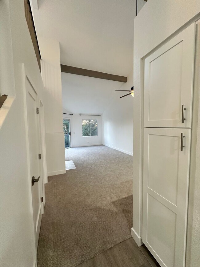 Foto del edificio - Charming Loft Condo with Balconies, Vaulted Ceilings & Fireplace – For Lease