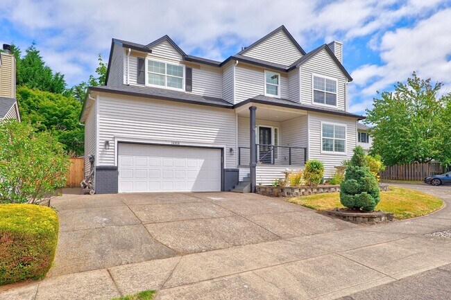 Foto del edificio - Beautifully Refreshed Clackamas Home with Bright Interiors & Private Backyard Retreat