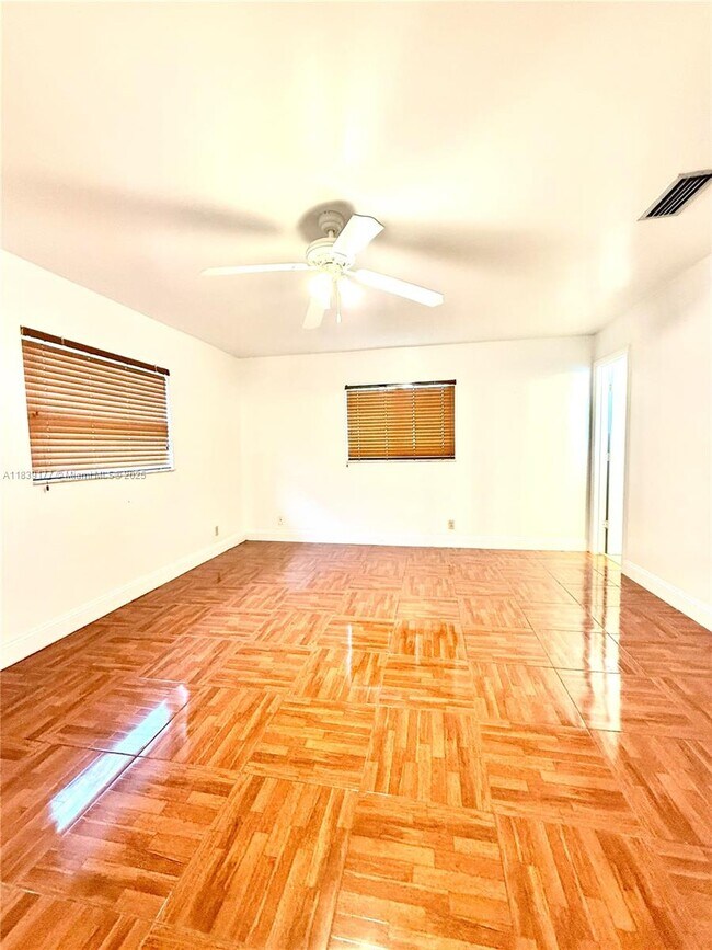 Foto del edificio - 7215 NW 8th St