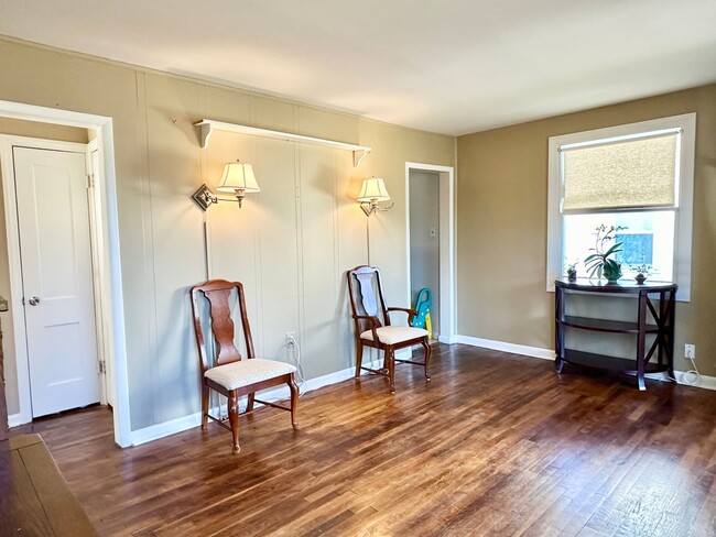 Building Photo - 4 Bed + 2 Bath - Screened in Porch! Pets W...