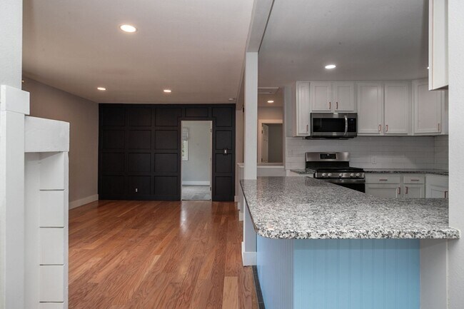 Foto del edificio - Renovated ranch style home home near Lake ...