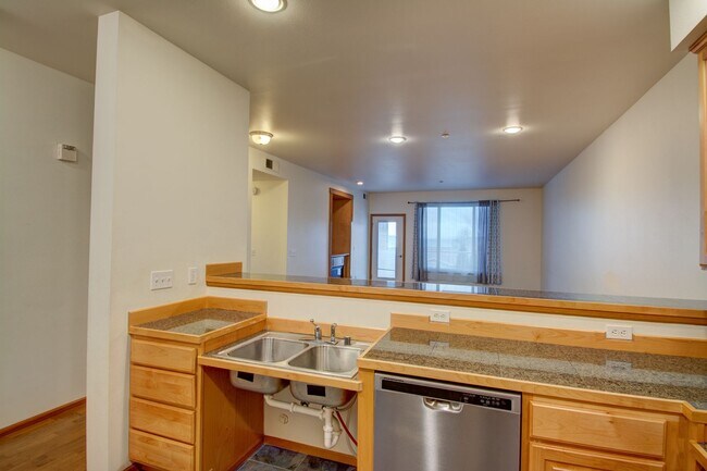 Foto del edificio - Spacious 2 Bed 2 Bath Condo with Private Balcony
