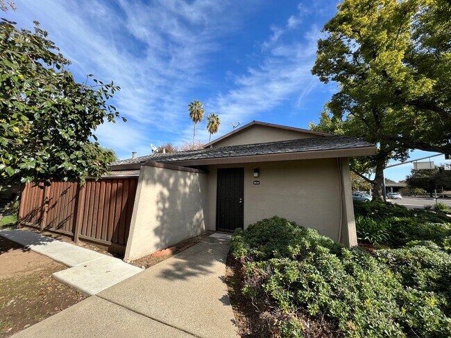 Building Photo - Upgraded 2 Bedroom Condo!!