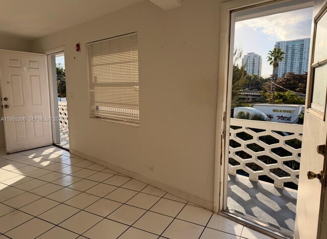 Building Photo - 1610 NW N River Dr