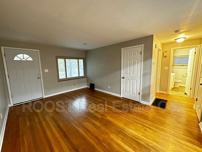 Building Photo - 1545 Garling Ave